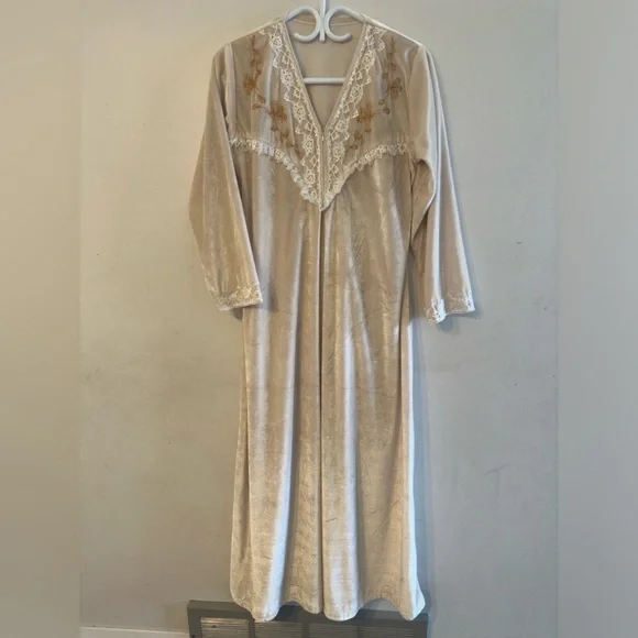 NEW Velvet Long Sleeve Dress/ Gown - Picture 2 of 7